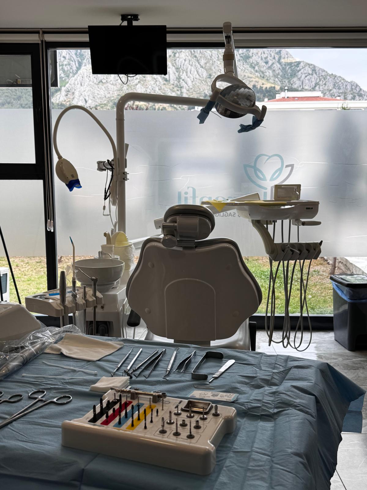 Karanfil kliniği — tedavi ünitesi ve aletler