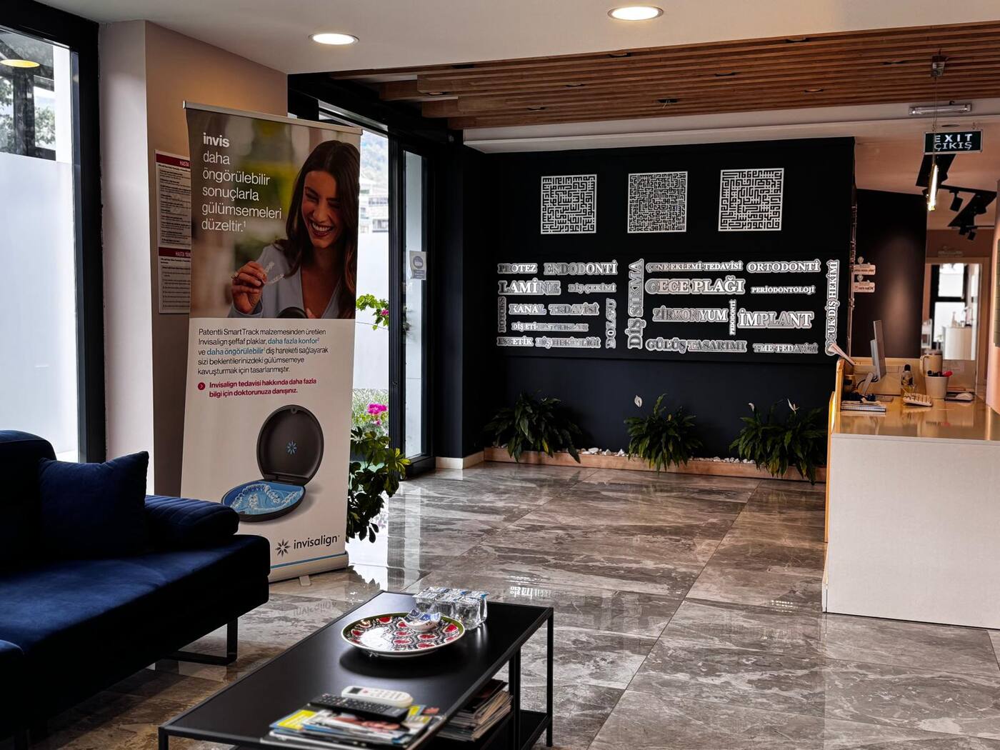Karanfil kliniği — danışma ve bekleme alanı